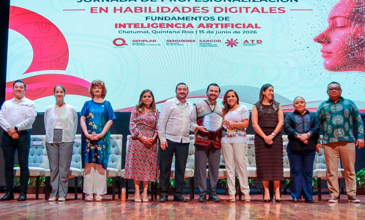 Gobernadora Mara Lezama clausura capacitación en Inteligencia Artificial a servidores públicos de Quintana Roo en la UQROO