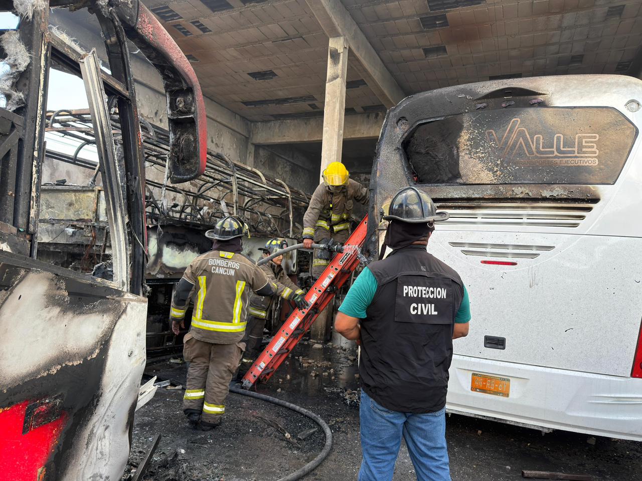 Bomberos controlan incendio en encierro de autobuses Del Valle en avenida Miguel Hidalgo, Cancún