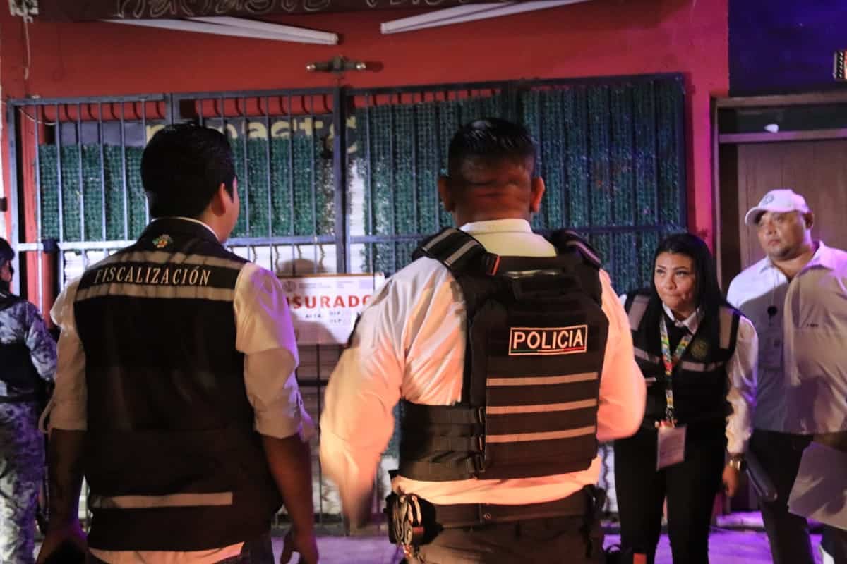 Autoridades inspeccionaron 10 centros nocturnos en Playa del Carmen y clausuraron uno tras un mes con al menos cuatro ataques armados.