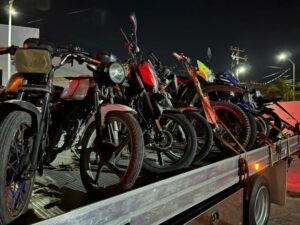 Operativo policial contra rodadas clandestinas en avenida Chac Mool de Cancún con motocicletas aseguradas
