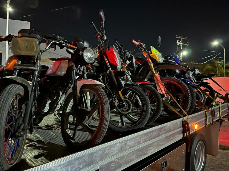 Operativo policial contra rodadas clandestinas en avenida Chac Mool de Cancún con motocicletas aseguradas