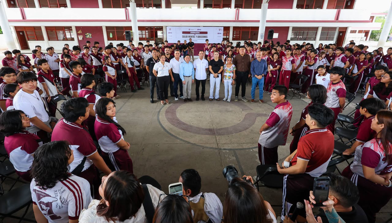 Alumnos de la Secundaria Técnica 31 en la Jornada de Salud Mental y Adicciones del IMCA en Cancún