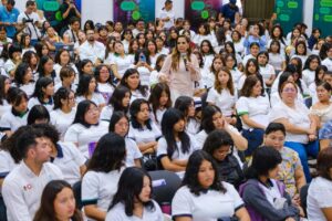 Estudiantes reciben reconocimientos del programa Tecnolochicas y becas STEM en Quintana Roo