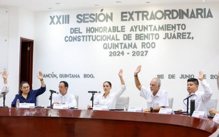 Ana Paty Peralta en sesión de Cabildo de Benito Juárez al solicitar licencia de 45 días en Cancún