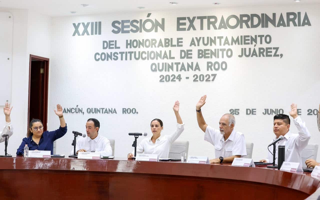 Ana Paty Peralta en sesión de Cabildo de Benito Juárez al solicitar licencia de 45 días en Cancún