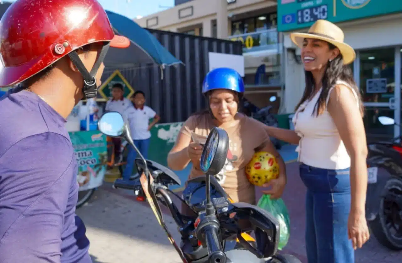 Marybel Villegas Canché recorriendo la colonia Centro de Playa del Carmen atendiendo demandas ciudadanas