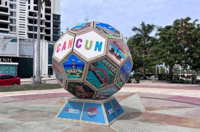 Balones de fútbol gigantes instalados en el Malecón Tajamar de Cancún por el Mundial 2026