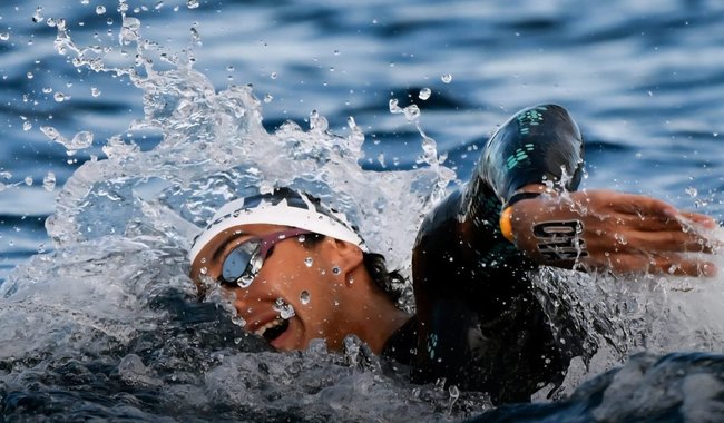 Nadadores compiten en aguas abiertas frente a Cancún durante la Copa del Mundo de Natación 2026