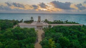 Zona arqueológica de Tulum en Quintana Roo frente al mar Caribe, eje de la caída de turistas y la petición contra el Parque del Jaguar