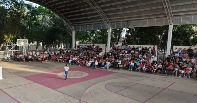 Ana Paty Peralta camina Playa del Carmen unidad de Morena, orgullo playense y un militante de 90 años