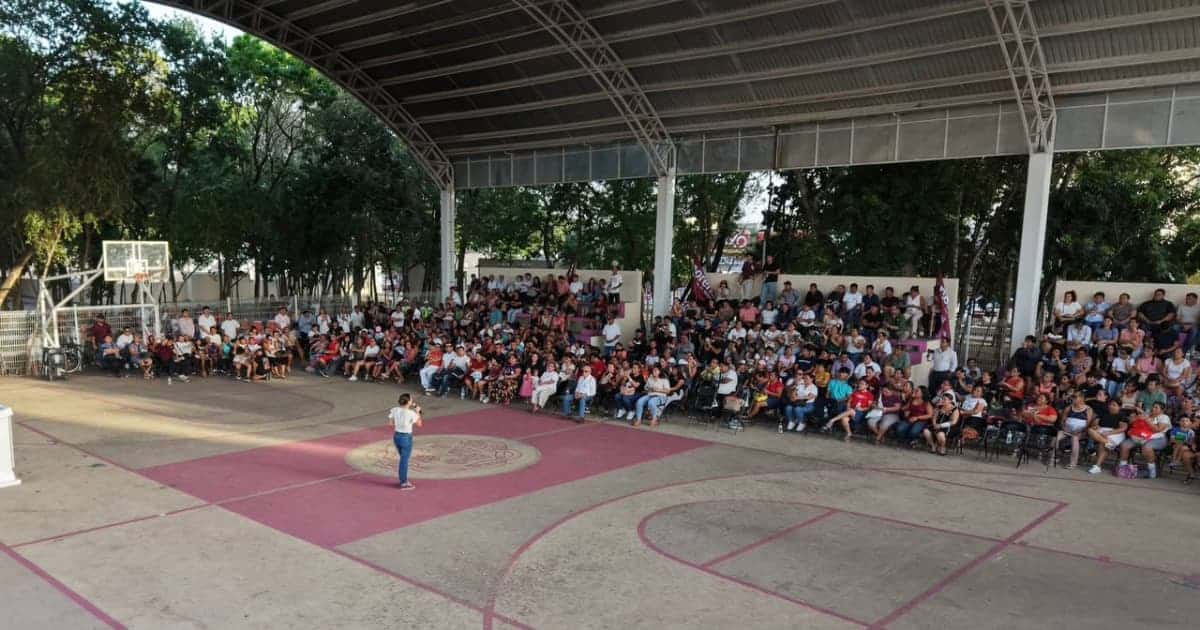 Ana Paty Peralta camina Playa del Carmen unidad de Morena, orgullo playense y un militante de 90 años