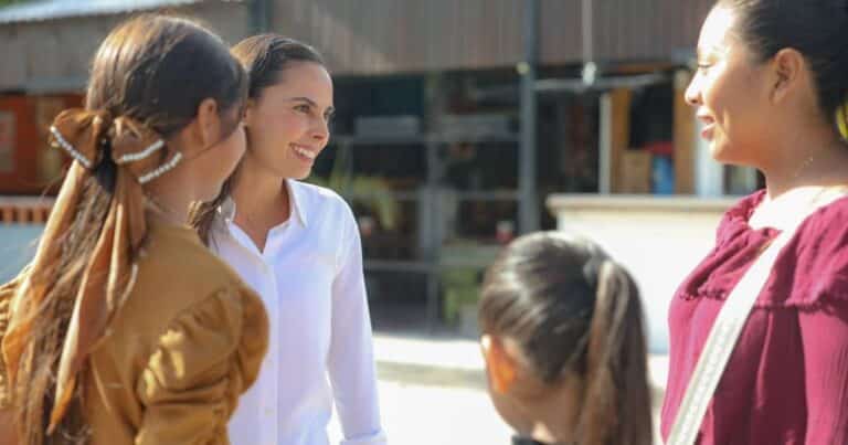 Ana Paty Peralta camina con vecinos de Villas Morelos I en Puerto Morelos, Quintana Roo