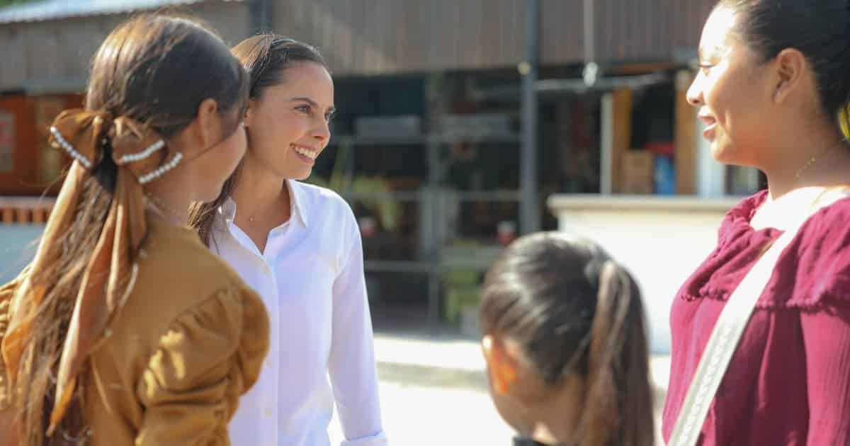 Ana Paty Peralta camina con vecinos de Villas Morelos I en Puerto Morelos, Quintana Roo