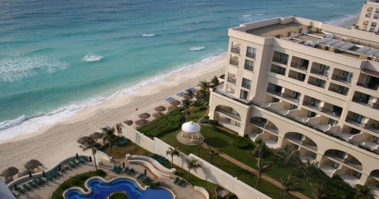 CROC amenaza con parar 10 hoteles del Caribe mexicano si no hay acuerdo salarial antes de octubre