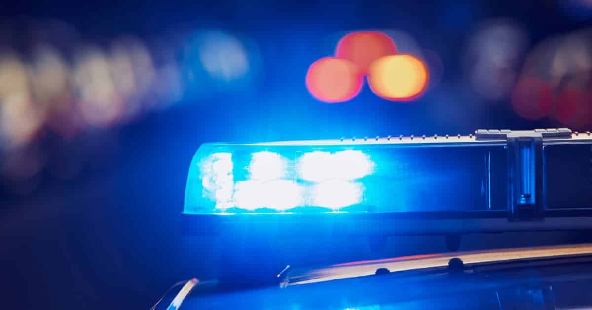 Policía Turística de Cancún con cámara corporal en el uniforme durante un operativo en Benito Juárez