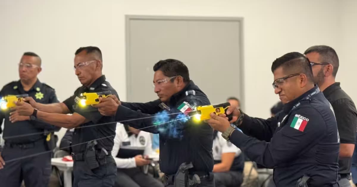 Policías turísticos de Quintana Roo estrenan armas Taser para reducir el uso de fuego letal en detenciones