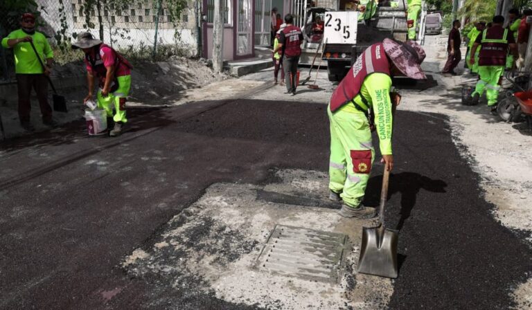 Retiran hasta 90 toneladas de basura en la SM 200 y saldan calles de Cancún con brigadas integrales