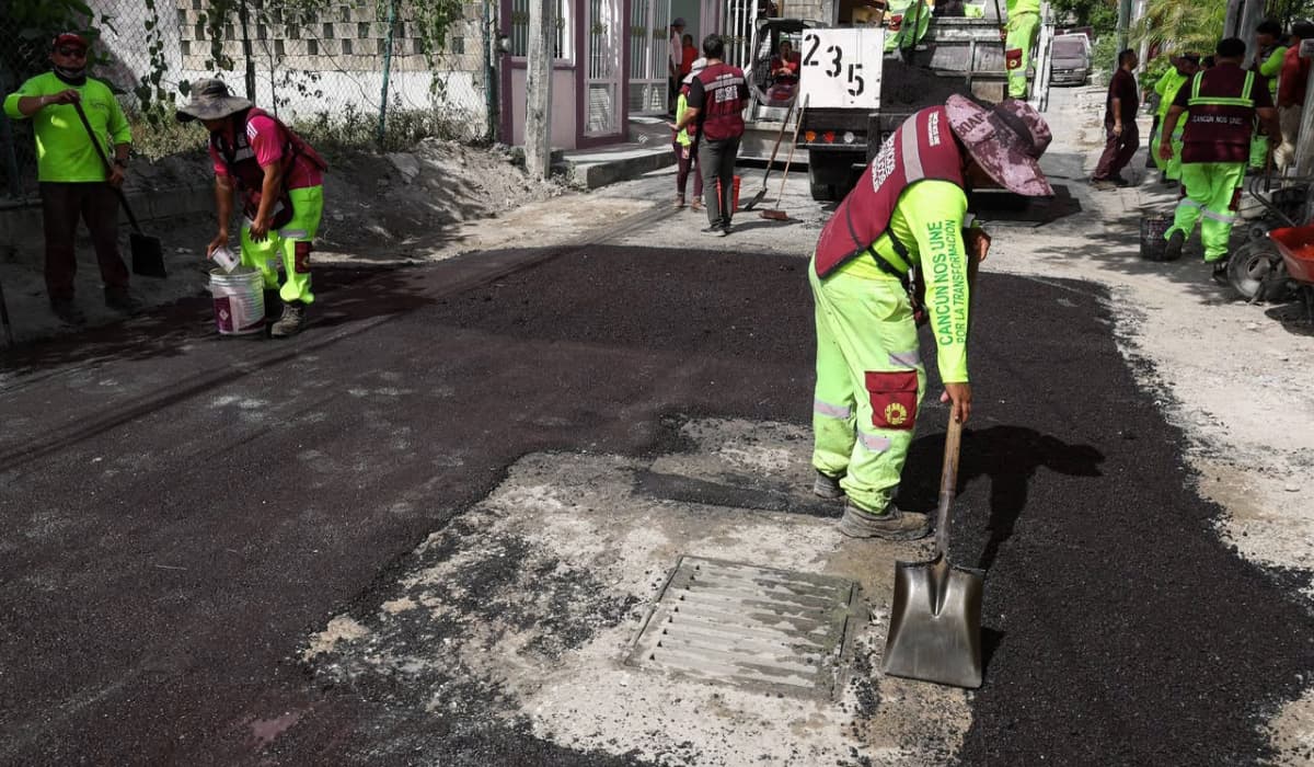 Retiran hasta 90 toneladas de basura en la SM 200 y saldan calles de Cancún con brigadas integrales