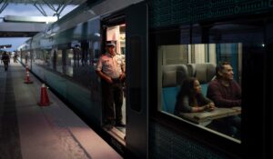 Tren Maya deja varados a pasajeros más de 5 horas a 500 metros de Cancún