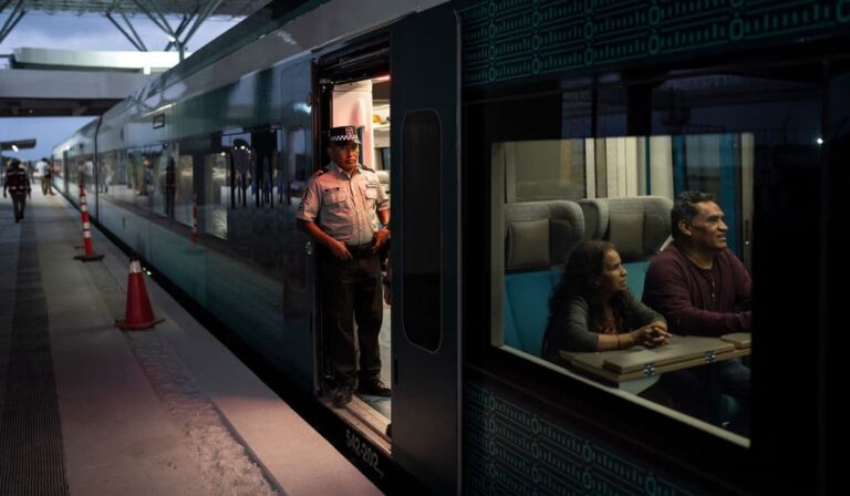 Tren Maya deja varados a pasajeros más de 5 horas a 500 metros de Cancún
