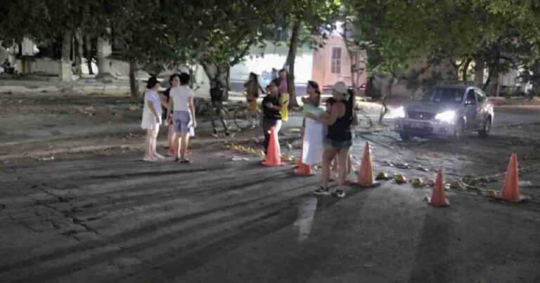 Mientras el Ayuntamiento anuncia gestiones con CFE vecinos de Playa del Carmen cumplen 19 días sin luz y bloquean Constituyentes