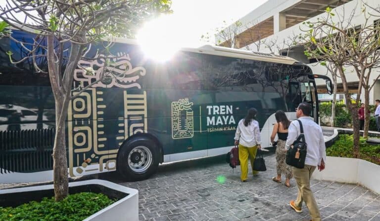 Vuelve el Tren Maya entre Cancún y Playa del Carmen cuatro corridas diarias y un servicio nuevo que te lleva al aeropuerto y la zona hotelera
