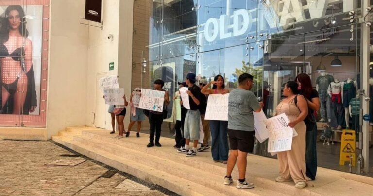 "El calor no es parte del uniforme": empleados de Old Navy protestan en Playa del Carmen por falta de aire y utilidades de 25 pesos