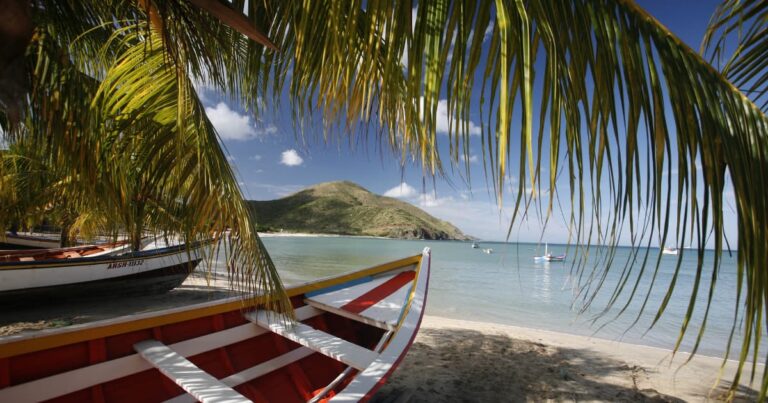 El sargazo abre la puerta a un rival de Cancún: Isla Margarita busca robar turistas colombianos con Copa Airlines